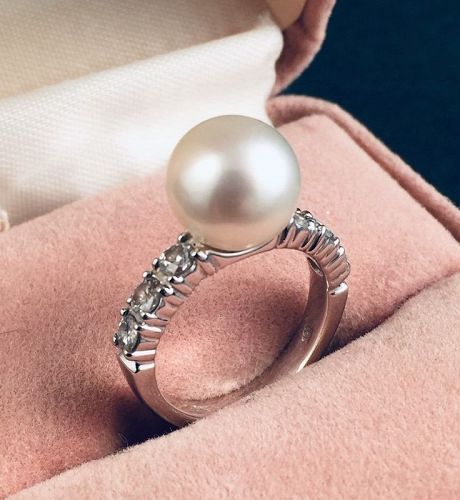 Very Fine Pearl Ring with Diamonds 18K white Gold base