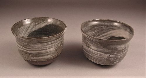 Fine Japanese Pair Tea Cups by Kuze Kyuho, Hakeme Finish